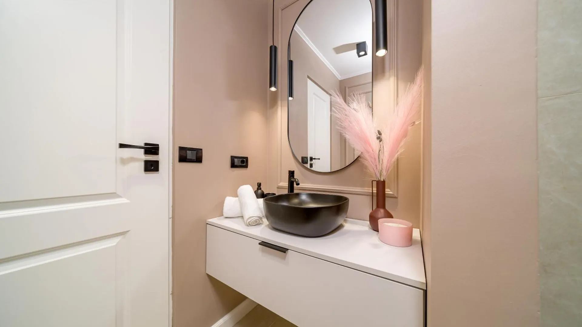 Designer Apartment - Ultracentral - Luxury Living Bukarest